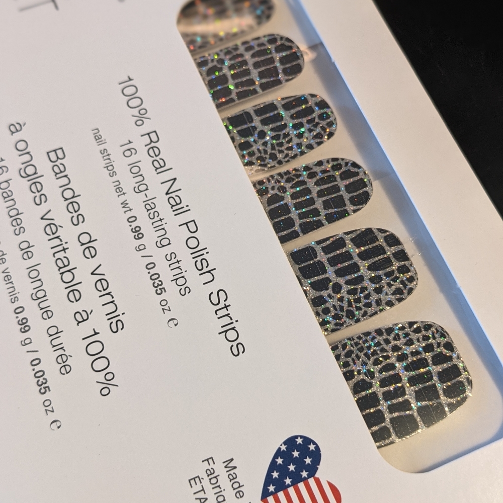 Hiss and Make Up Color Street Nail Set